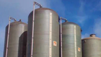 Foto do manual: reservatórios verticais em PRFV com escadas